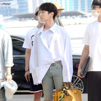 Personel pop idol Korea, Shinee, Key, juga menyukai tas Hermes Birkin. Key menenteng tas Hermes Birkin dengan scarf yang dililitkan ke pegangan tasnya. Foto: Dok. Instagram, Istimewa