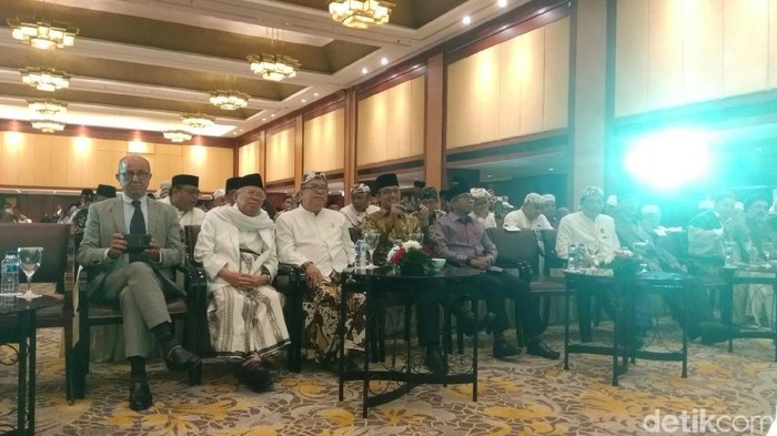 Hadiri Seminar Tasawuf, Anies Nikmati Penampilan Band Debu