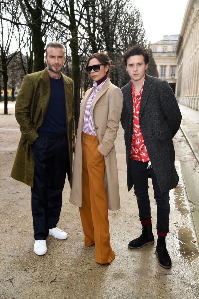 The Beckhams tampil kompak dengan mantel panjang berbahan tweed wool. Foto: Getty Images