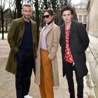 The Beckhams tampil kompak dengan mantel panjang berbahan tweed wool. Foto: Getty Images
