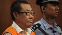 Yang Dacai adalah seorang pejabat China yang memicu kontroversi ketika foto-fotonya memakai jam tangan mewah beredar. Sebelumnya, dia juga sudah mendapat kritik ketika tersenyum di lokasi kecelakaan bus. Pada akhirnya, Yang Dacai dipenjara karena terseret korupsi (Foto: AFP PHOTO / STR)