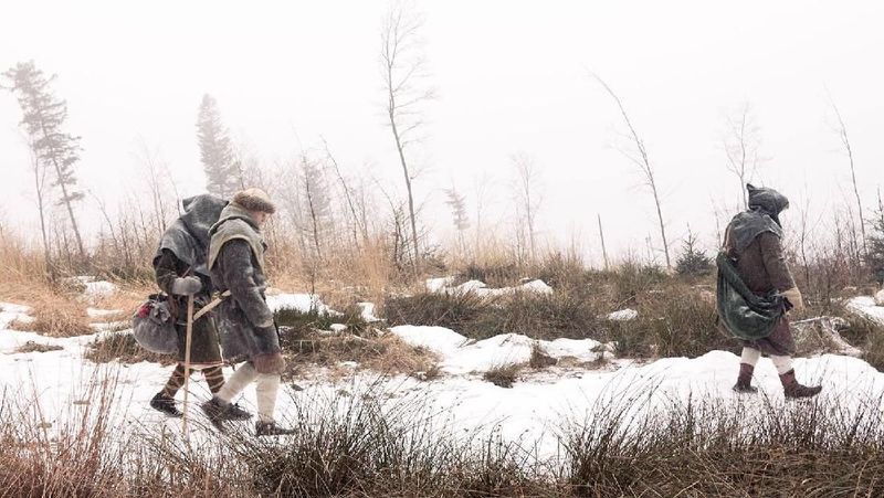 Foto Unik Mendaki Gunung dengan Kostum Viking 