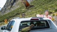 Clarke dikenal hobi memancing. Foto: Twitter Clarke Gayford