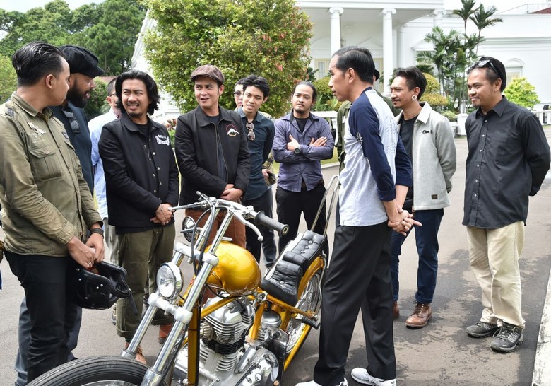 Jokowi dan Motor Chopper Emas di Istana Bogor. Foto: Rusman/ Biro Pers Setpres Jokowi dan Motor Chopper Emas di Istana Bogor. Foto: Rusman/ Biro Pers Setpres