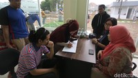 Petugas yang mendata warga mengatakan belum mengetahu bagaimana mekanisme cicilan dan siapa yang berhak menerima program ini. Warga diminta menunggu badan layanan umum daerah yang dibentuk pemerintah DKI Jakarta April mendatang.