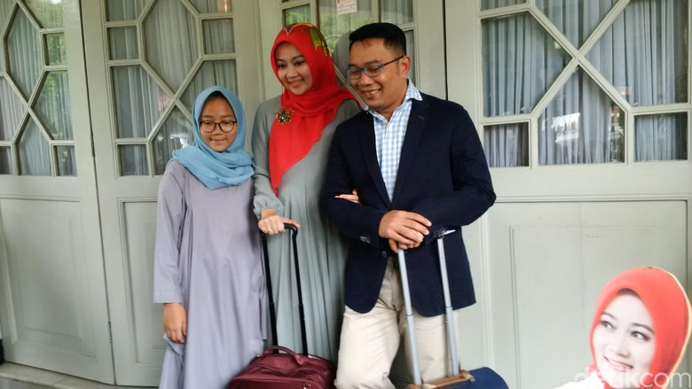 Ridwan Kamil Angkat Koper dari Pendopo Kota Bandung Ridwan Kamil Angkat Koper dari Pendopo Kota Bandung