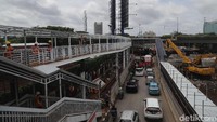 Pembangunan underpass menyebabkan adanya pergeseran dua halte di lokasi tersebut, yakni Halte Kuningan Timur dan Halte Mampang Prapatan.