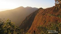 Banyak gunung yang berdiri mengitari kawasan Pegunungan Malabar ini. Puncak Mega adalah puncak tertinggi dari Gunung Puntang dengan ketinggian 2222/2223 mdpl (Adhan/detikTravel)
