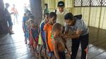 Potret Satgas Kesehatan TNI Beri Vaksin ke Anak-anak Asmat