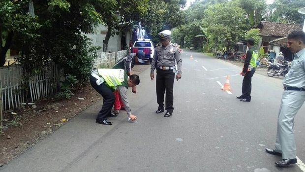 Polisi melakukan olah TKP di lokasi
