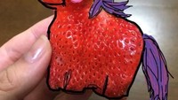 Penggemar kuda fantasi, Unicorn pasti senang melihat strawberry yang satu ini. Tapi kudanya tampak lebih gemuk ya.Foto: Istimewa