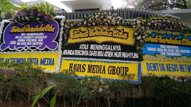 Karangan bunga di rumah duka ibunda CEO Transmedia, Atiek NW.