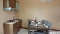 Selain meja makan dan kitchen set minimalis, nampak pula AC alias pendingin ruangan di dinding rumah