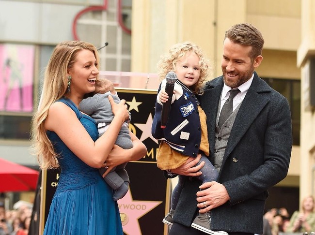  Meski dikaruniai seorang putri, Blake Lively dan Ryan Reynolds memilih nama yang lazim untuk pria. James Reynold menjadi nama putri pertama mereka. (Foto: Getty Images)