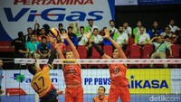 Tim Putra Jakarta BNI Taplus tampil solid dengan berhasil mematahkan serangkaian serangan dari Tim Surabaya Bhayangkara Samator.