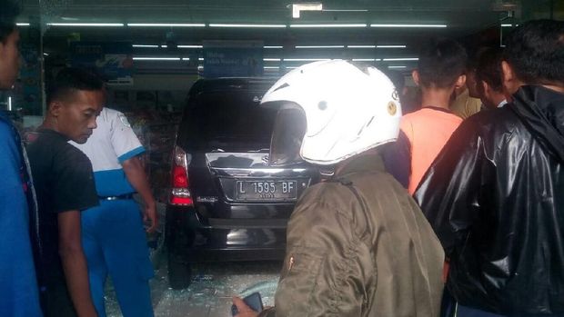 Penampakan mobil saat nyelonong ke dalam mini market