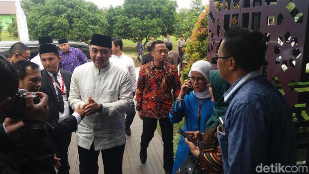 Bupati Tangerang Zaki Iskandar datang ke lokasi acara