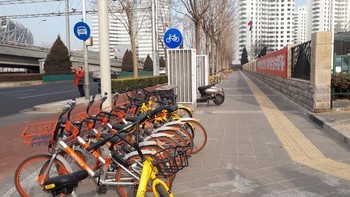 Sepeda warna oranye ini disediakan startup Mobike. Mobike telah meraih pendanaan miliaran dollar, termasuk dari Tencent. Foto: Fino Yurio Kristo/detikcom