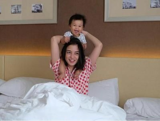 Aktris Chelsea Olivia tetap cantik tanpa makeup saat bermain di tempat tidur bersama putrinya, Natusha. (Foto: Instagram)