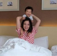 Aktris Chelsea Olivia tetap cantik tanpa makeup saat bermain di tempat tidur bersama putrinya, Natusha. (Foto: Instagram)