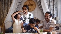 Kalau lihat foto-foto keluarga ini memang menggemaskan ya. Lihat ini sedang makan aja mereka masih tetep ceria dan terlihat Widuri sedang menyuapi ibunya dessert. So sweet! Foto: Instagram@widimulia