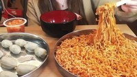 Mukbang satu ini namanya Shuki. Meski ketika siaran porsi makanannya sangat banyak, tetapi tubuh wanita pemilik akun Instagram @shu_kiiiii ini tetap saja kurus. Foto: Instagram/@wowmukbang