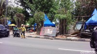 Tampak di kawasan Danau Sunter Selatan 2 kondisi sedikit berantakan. Terlihat kayu-kayu bekas dibongkarnya bangunan semipermanen di kawasan tersebut.