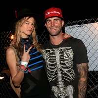 Model Victorias Secret Behati Prinsloo meluluhkan hati Adam Levine yang sebelumnya tidak percaya pada pernikahan. Mereka mengikat janji suci pada Juli 2014 dan memiliki dua anak. Adam Levine merupakan Pria Paling Seksi pada 2013. Foto: Getty Images