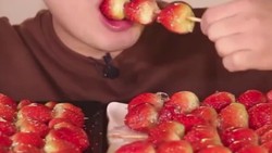 Mukbang dari Korea tengah menjadi tren di media sosial, yakni siaran makan dengan porsi yang tidak sedikit. Nah, orang-orang ini tubuhnya tidak menggemuk lho.