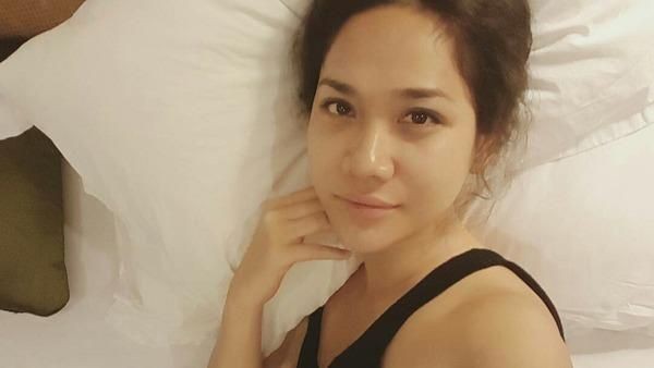 15 Foto Artis Indonesia Tanpa Makeup Saat di Tempat Tidur