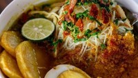 Kali ini penjual soto @warung_pajo di Gading Serpong pamer racikan soto Ayam dengan irisan kentang goreng dan taburan serundeng seharga Rp 15.000 saja.Foto: Istimewa