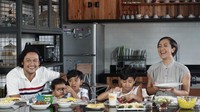 Formasi lengkap. Begini nih kebersamaan keluarga Ibu Widi dan Bapak Dwi Sasono saat sarapan pagi. Foto: Instagram@widimulia
