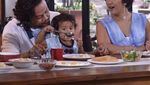 Mengintip 10 Kebersamaan Widi Mulia dan Keluarga Saat Menikmati Makanan Enak
