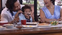 Den Bagus sedang sarapan apa? Pinter yaa masih kecil sudah ingin makan sendiri. Foto: Instagram@widimulia