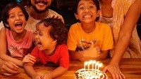 Di ulang tahun anaknya yaitu Dru. Satu keluarga terlihat sangat bergembira dan berfoto dengan cake ulang tahun. Foto: Instagram@widimulia