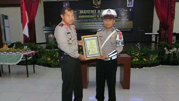 Bripka Yumanto terima penghargaan dari Kapolda Sulsel Irjen Umar Septono