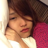 Ayu Tingting berpose manja tanpa makeup di tempat tidur. (Foto: Instagram)