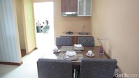 Nampak meja makan dilengkapi kitchen set minimalis