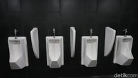 Toilet untuk penonton juga tak kalah bersih