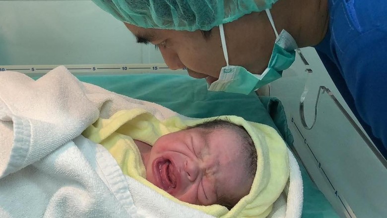 Tontowi Ahmad Dikaruniai Putra Kedua Tontowi Ahmad Dikaruniai Putra Kedua
