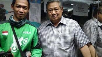 Ada juga momen membanggakan ketika driver ojek online bisa berfoto bareng mantan Presiden RI. (Foto: Instagram/dramaojol.id)