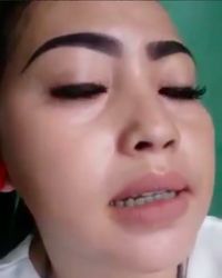 Ibu-ibu yang curhat bosan pegang penggorengan.