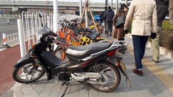 Terlihat satu sepeda motor nyelip ikutan parkir. Foto: Fino Yurio Kristo/detikcom