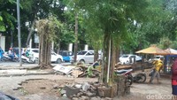 Petugas Bina Marga yang mengenakan kaos kuning tengah memoles kawasan Danau Sunter Selatan 2 yang akan jadi lokasi lomba renang Wagub DKI Sandiaga Uno dan Menteri Susi.
