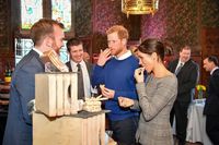 Wow! Keju Bentuk Cake Ini Jadi Hadiah Pertunangan Pangeran Harry dan Meghan Markle