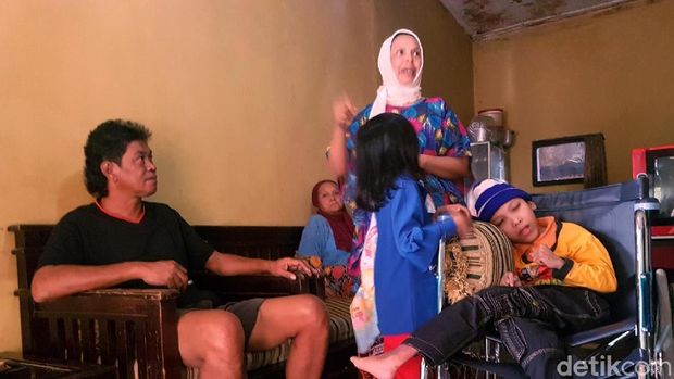 Begini Kedekatan Bripka Anang dengan Bocah Disabilitas Sukabumi