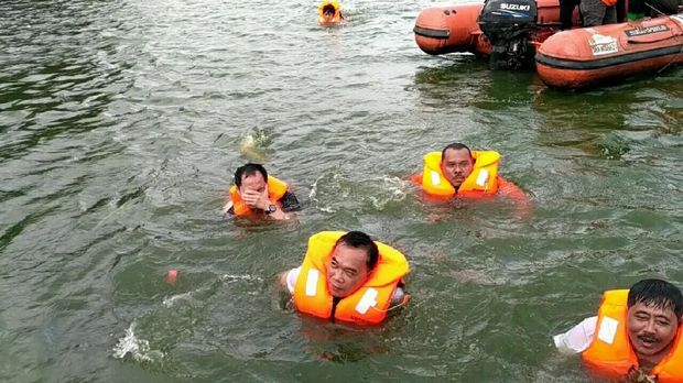 Wali Kota Jakarta Utara Husein Murad saat berenang di Danau Sunter Selatan 2
