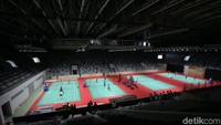 Desain Istora ini juga mengacu kepada peruntukkan Asian Games 2018. Sebagai venue bulutangkis, Istora mengutamakan penyediaan lampu 1.200 lux per lapangan. Secara total, pencahayaan itu berasal dari dengan teknologi terbarukan dengan daya 21.280 watt.