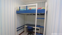 Di salah satu kamar ada tempat tidur tingkat, di bawahnya dilengkapi meja belajar.