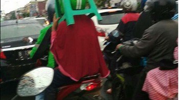 Gak muat taruh barang, di kepala pun jadi. (Foto: Instagram/dramaojol.id)